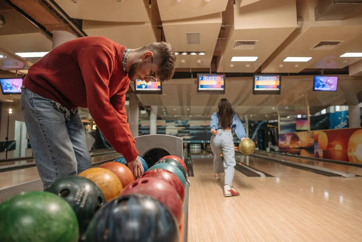 How to Choose a Bowling Ball Weight: Chart by Age, Strength, and Style
